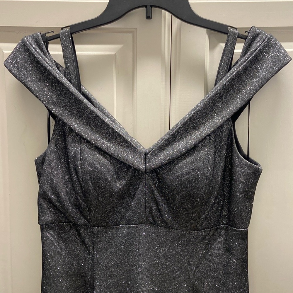 Gorgeous R&M RICHARDS evening gown, size 8. Worn once, in like-new condition. - Picture 5 of 13
